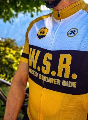 Close-up van het WSR-shirt met W.S.R. Weekly Summer Ride op de borst